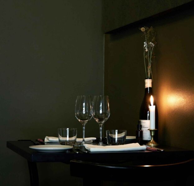 The dinner table and wine glasses setup